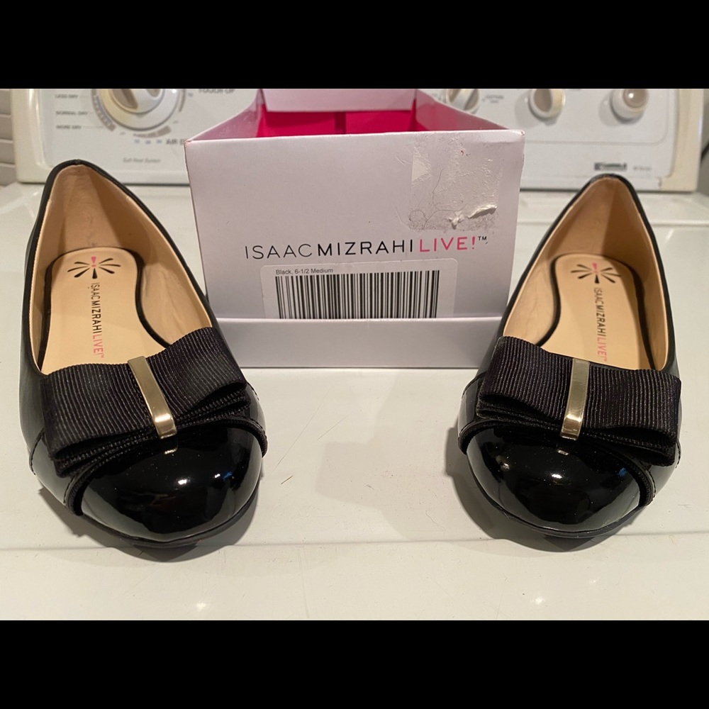 Barely worn Isaac Mizrahi ballet flats. Photos are real, no filters. Size 6.5
